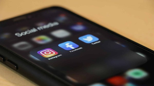 Comment les organisations non gouvernementales peuvent-elles utiliser les réseaux sociaux pour accroître la sensibilisation aux questions humanitaires?