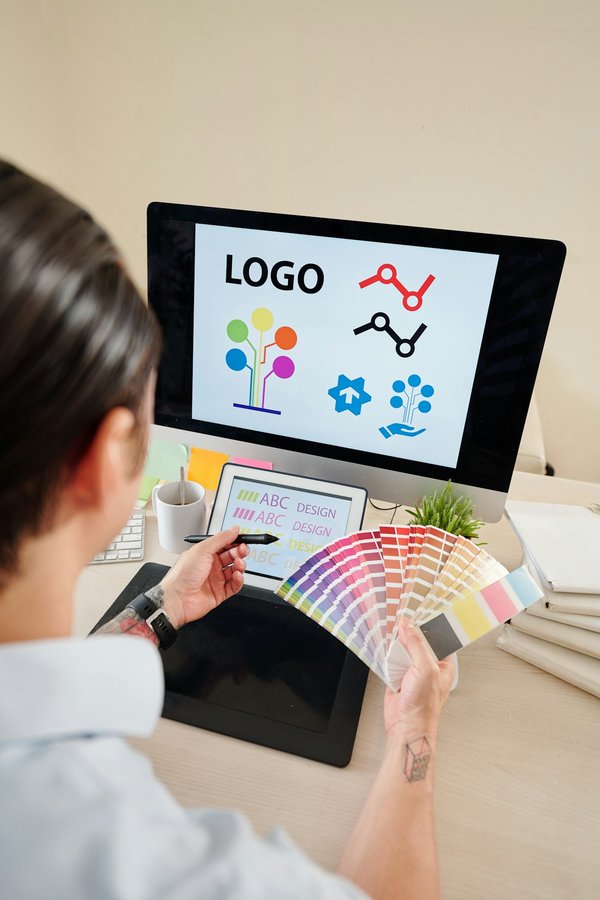 Comment créer un logo efficace : astuces et erreurs à éviter